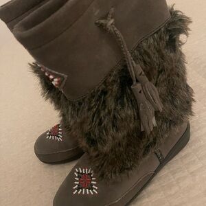 Minnetonka Winter Boots Tall Suede Beaded Furry Tassels Mukluks Womens Size 7.5